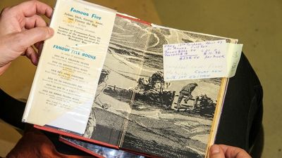 Book collectors warned of 'mongrel sets' as seller searches for 80yo Famous Five dust jackets