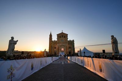 Pope prays for kindness to refugees as he wraps Malta visit