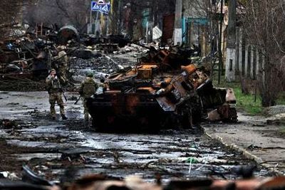 Bodies of Ukrainians pictured lying on roads after Russian troops retreat