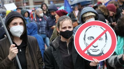 Protestors rally in Hungarian capital in solidarity with Ukraine