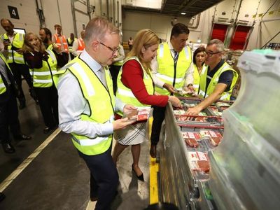 PM, Labor hit the road in marginal seats