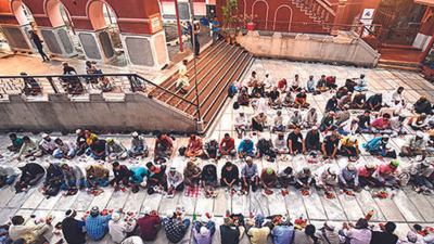 Mosques let devotees in for mass prayers, Ramzan bazaars back in Kolkata