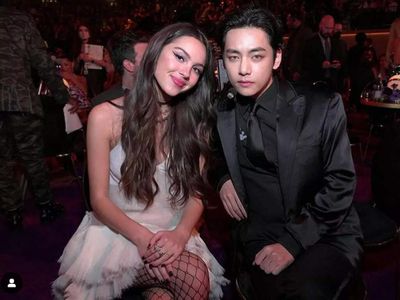 V flirts with Olivia Rodrigo at Grammy Awards; BTS ARMY gets 'WHAT JUST HAPPENED' trending on Twitter