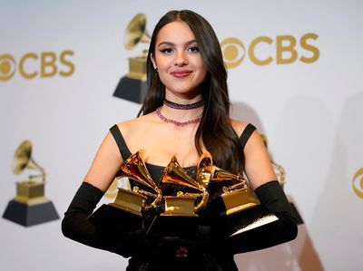 Grammys 2022: Olivia Rodrigo drops and breaks Grammy Award backstage