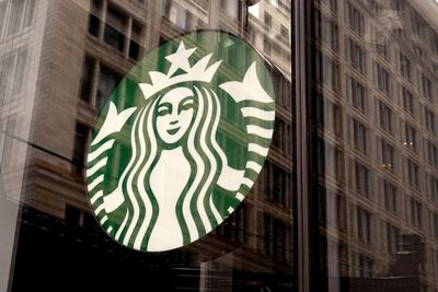 Starbucks interim CEO Schultz to suspend share buyback program