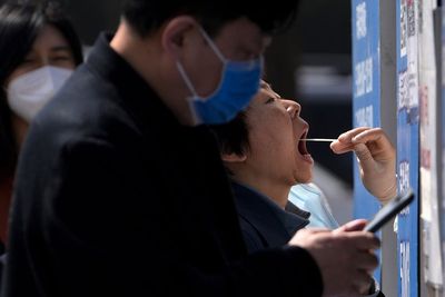 COVID outbreak 'extremely grim' as Shanghai extends lockdown