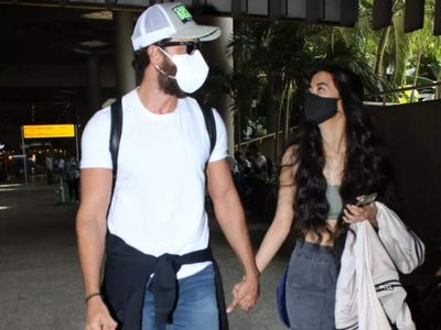 Hrithik Roshan and rumoured ladylove Saba Azad walk hand-in-hand as they get papped at the airport - view pics