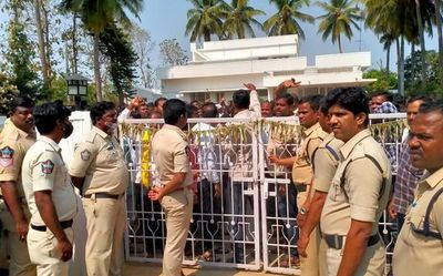 Andhra Pradesh: Tension at Kalikiri in Annamayya district after ‘house-arrest’ of ex-CM’s brother
