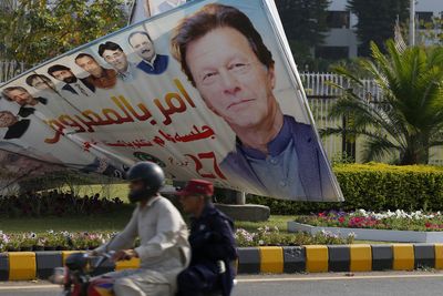 Pakistan top court delays ruling on political crisis