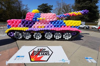 Balloon tank parked outside U.N. to protest Ukraine, other bombings