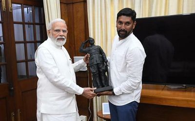 Mysuru sculptor meets Modi, gifts him statue of Netaji