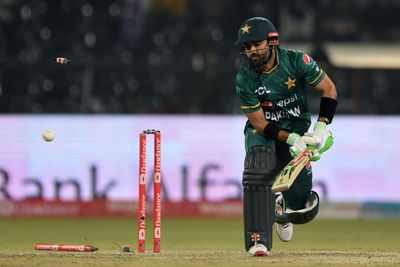 Four-wicket Ellis keeps Pakistan down to 162-8 despite Azam's 66