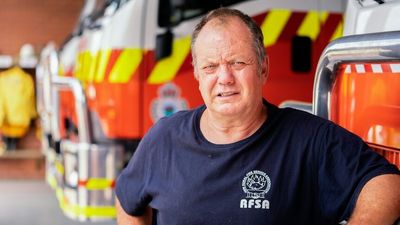 Australian firefighters in battle over compensation as experts link cancers to bushfire smoke