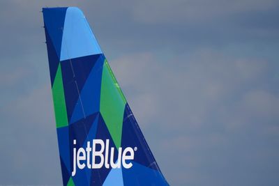 JetBlue makes offer for Spirit Airlines, could spark bid war