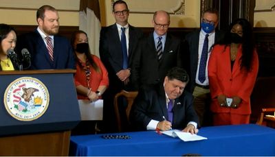 Gov. J.B. Pritzker signs bill giving vaccinated teachers paid COVID-19 time off