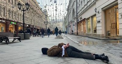 Brave protesters lie tied up on streets of Moscow to recreate Bucha massacre