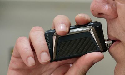 Call to ban vaping for young Australians after review concludes it causes ‘acute lung injury’