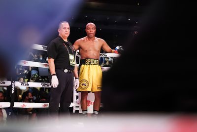 Reports: Anderson Silva set for boxing return on Floyd Mayweather card in Dubai