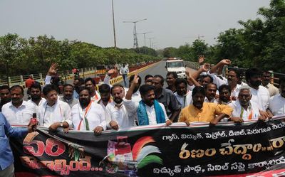 Congress leaders overcome police blockade to reach Vidyut Soudha