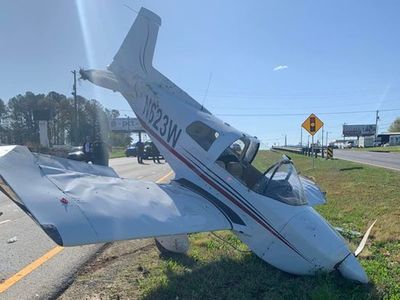 Small plane crashes on Georgia highway