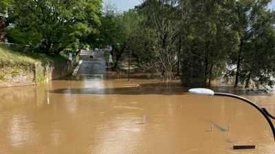 Thousands of greater Sydney residents affected by flood evacuations