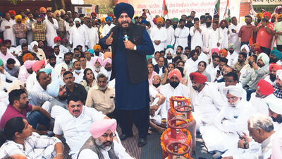 Punjab: Won’t stand with thieves, says Navjot Singh Sidhu