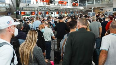 Major delays at Sydney Airport blamed on staff shortages, 'inexperienced' travellers