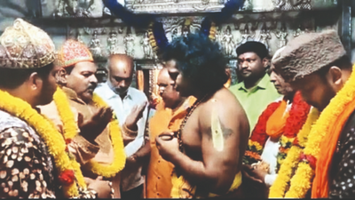 Bengaluru: Team of Karaga priests visits dargah, underlines festival’s shared heritage