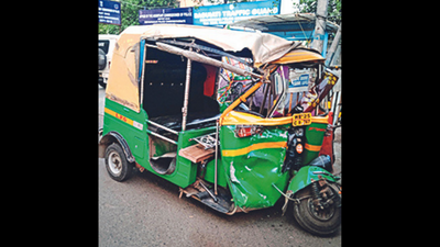 4 injured as bus hits autorickshaw in Kolkata