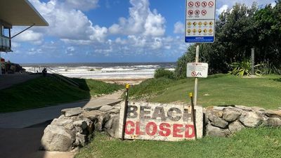 Byron, Ballina businesses 'on their knees' as holiday-makers told to avoid contaminated coast, rivers