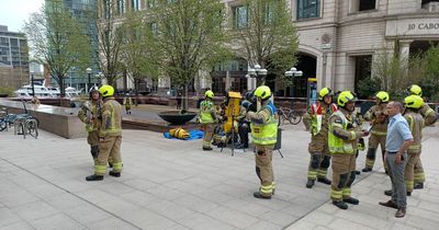 Chemical incident at Canary Wharf as 900 people evacuated as firefighters surround scene