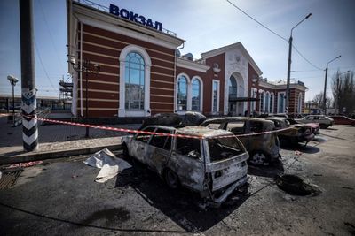 39 killed in train station strike as civilians flee east Ukraine