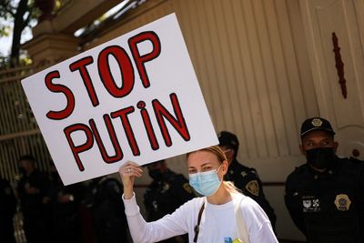 Russia revokes registration of Amnesty and Human Rights Watch