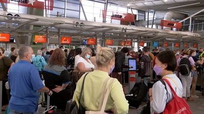 COVID-19 isolation rules changed for Sydney Airport staff as passengers hit with third day of long delays