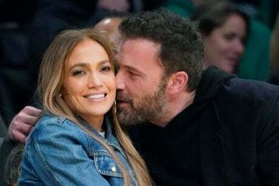 Jennifer Lopez announces engagement to Ben Affleck