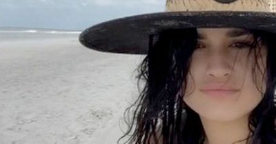 Woman splits opinion by kicking sand in man's face after he sits too close on beach