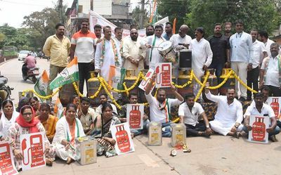 Congress workers offer tribute to LPG cylinders in Dharwad