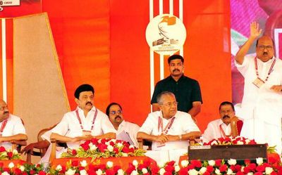 Pinarayi, Stalin call for joint fight to protect States’ rights