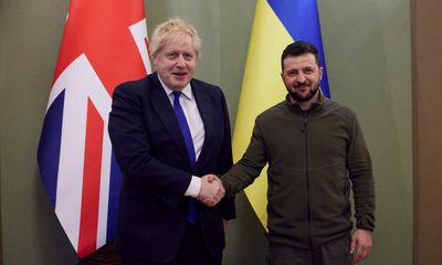 Boris Johnson pledges to send more arms during surprise visit to Kyiv