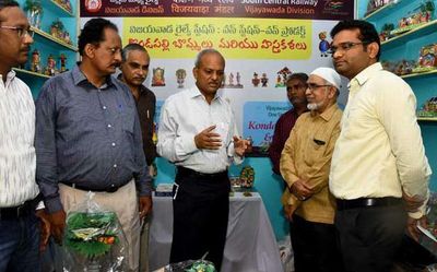 Kondapalli toys for sale at Vijayawada railway station