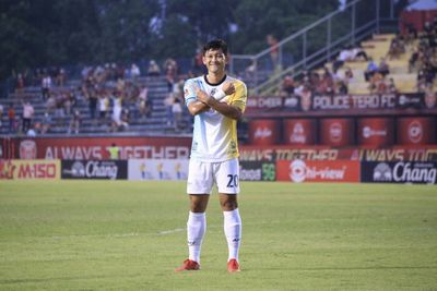 Bangkok United rout 10-man Police