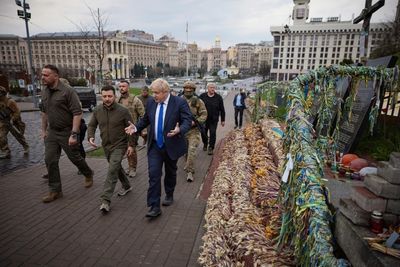 Civilians flee east Ukraine as Kyiv readies for 'big battles'