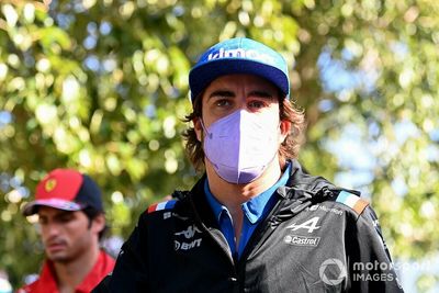 Alonso to race with injured thumbs after Australian GP qualifying crash