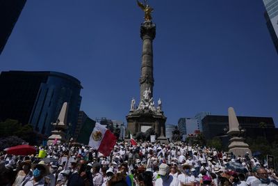 Mexicans vote on whether president stays or goes