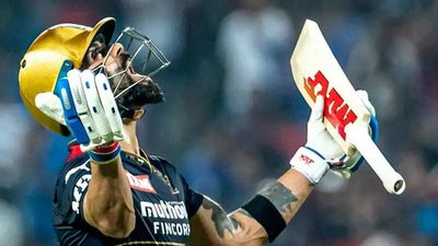 IPL 2022: RCB takes dig after Virat Kohli's contentious LBW dismissal against Mumbai Indians