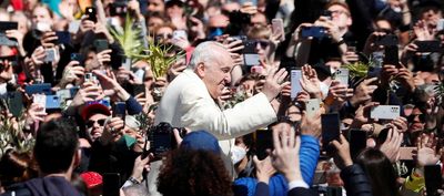 On Palm Sunday, pope calls for Easter truce in Ukraine, condemns 'folly of war'