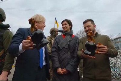 Why does the porcelain cockerel presented to Boris Johnson symbolise Ukrainian resistance?
