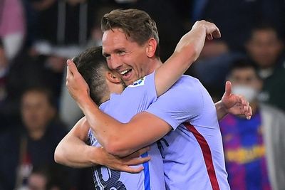 De Jong stoppage time winner gives Barca victory over Levante