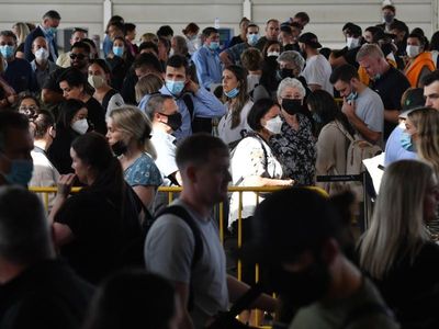 Travellers endure Sydney Airport queues