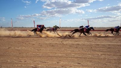 Birdsville Races return to outback Queensland after two-year COVID hiatus